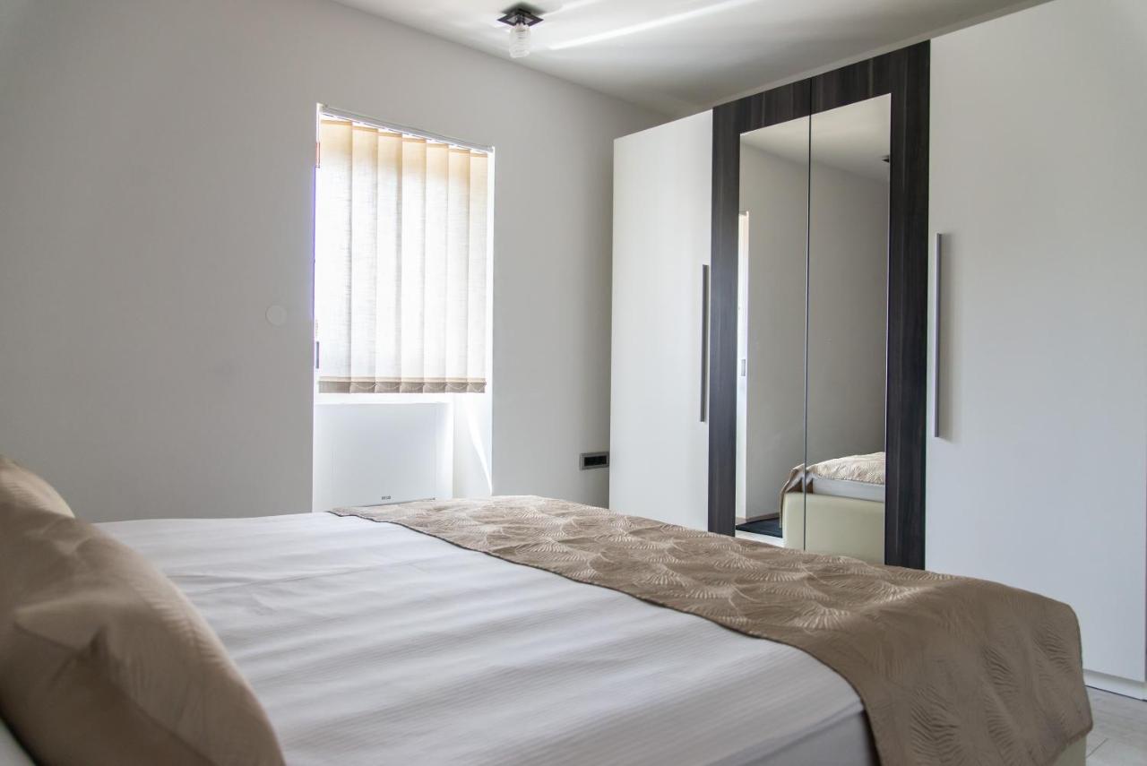 Holiday House Tos-Vila With Heated Pool فربنيك المظهر الخارجي الصورة