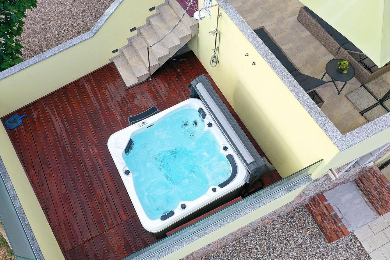 Holiday House Tos-Vila With Heated Pool فربنيك المظهر الخارجي الصورة